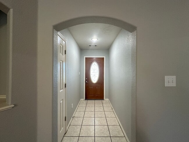 Foto del edificio - Beautiful 3 Bed 2 Bath Home w/ 2-Car Garage