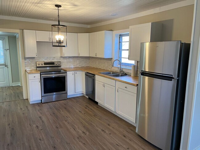 Building Photo - 3 bedroom 2 bathroom renovated house.  Cat...