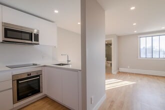 Building Photo - 1525 Av. Victoria