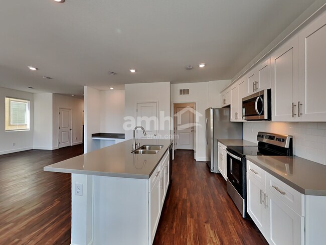 Foto del edificio - 8811 Tiger Tooth Ave