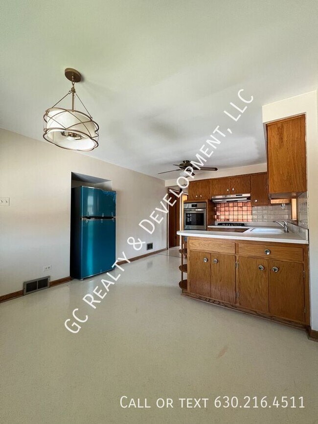 Building Photo - ***WALK TO MIDWAY & ORANGE LINE / 2BDRM / ...