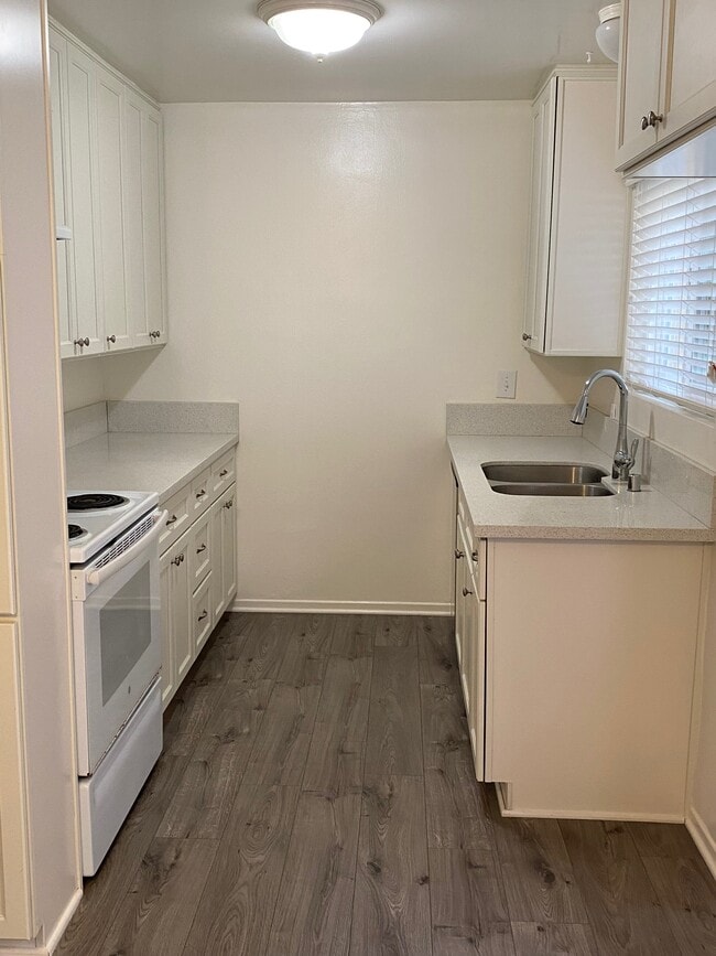 kitchen - 218 N Juanita Ave