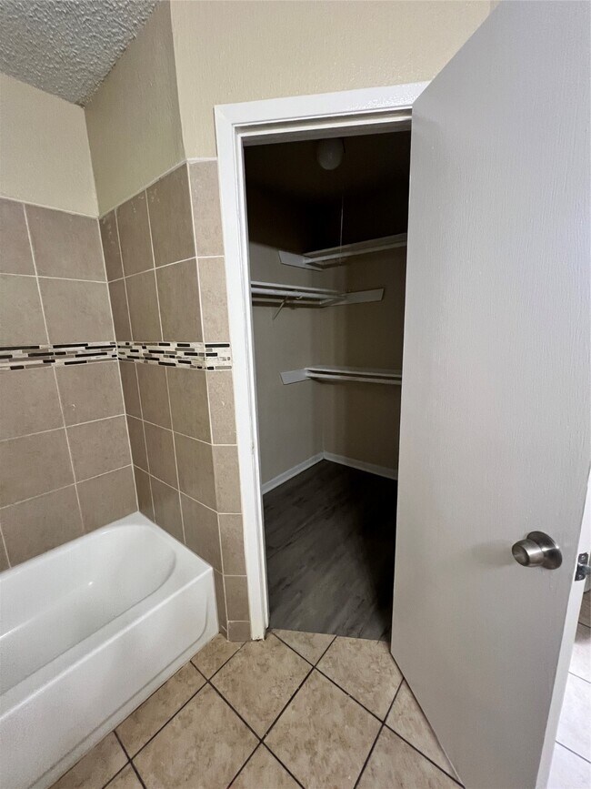 Building Photo - 15826 Willmore Ln