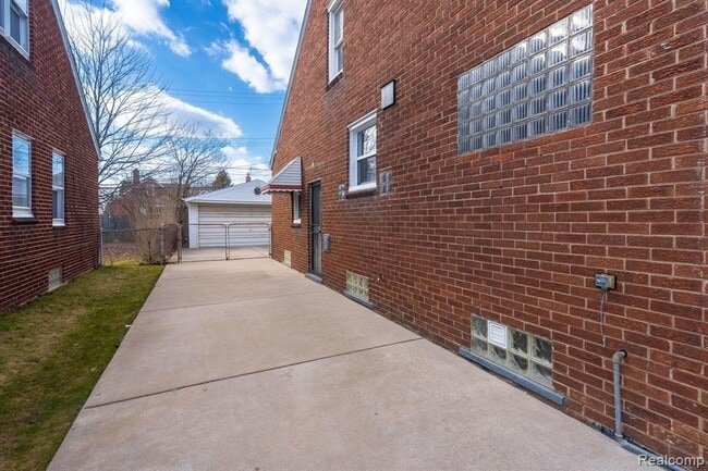 Building Photo - 20923 Redmond Ave