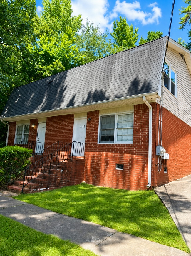 Building Photo - 1900 Lyle Dr