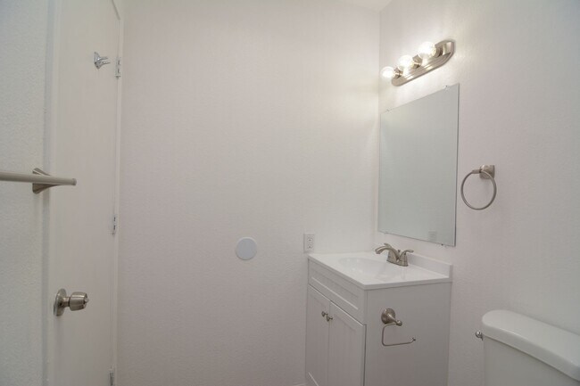 Building Photo - Remodeled 4 Bedroom 2 Bath Home! Great Sou...