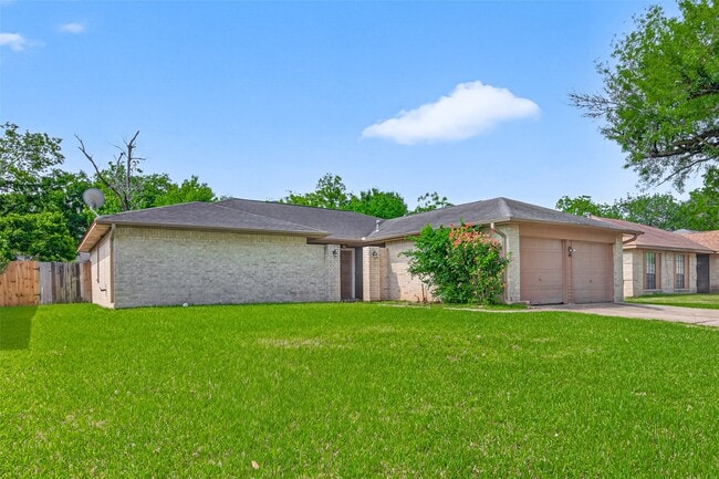 Building Photo - 2310 Woodwind Dr