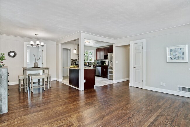 Building Photo - 1261 Brentwood St