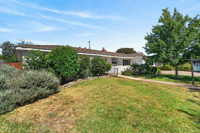 Building Photo - Spacious 4-Bed Oasis with 2 Full Baths