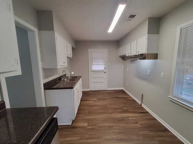 Building Photo - 1431 Kimball Ave