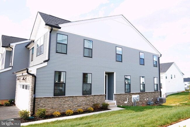 Building Photo - 610 Spruce Rd