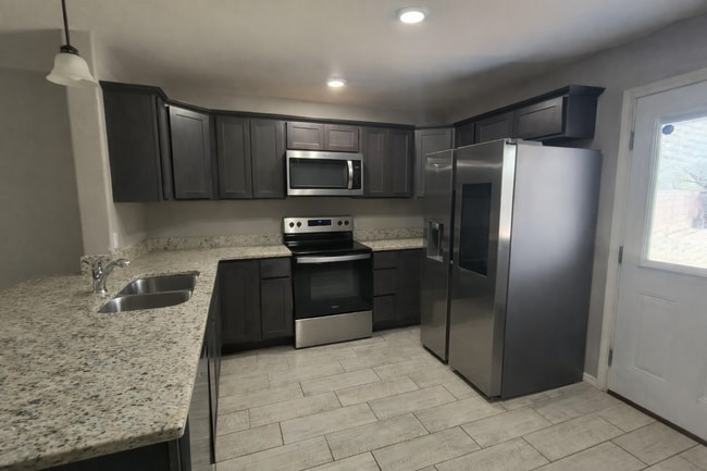 Foto del edificio - Charming 3BR / 2BA home with spacious backyard and full of curb appeal COMING SOON!