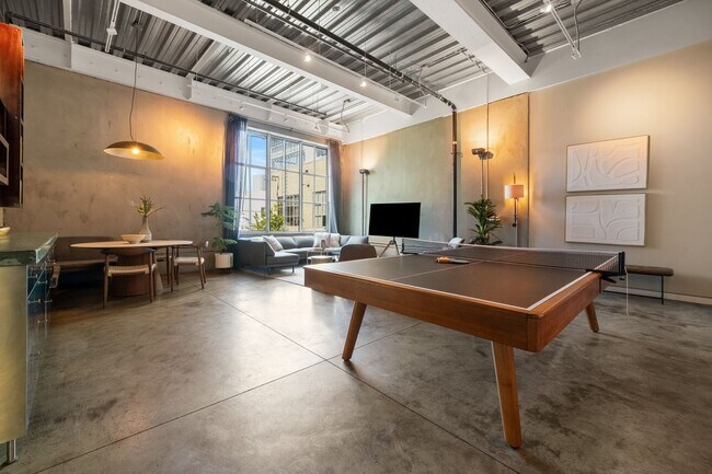Building Photo - Spacious 2br loft with in-unit laundry and...