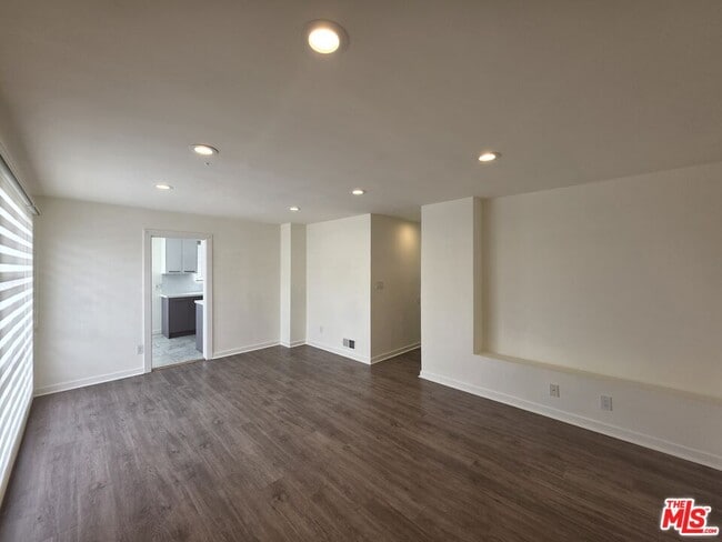 Foto del edificio - 1635 S Beverly Glen Blvd