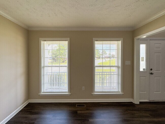 Building Photo - Charming 3 Bed 2.5 Bath Hope Mills Home