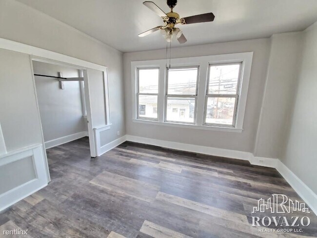 Building Photo - 3 br, 1 bath Apartment - 558 Lyons Ave # 2L