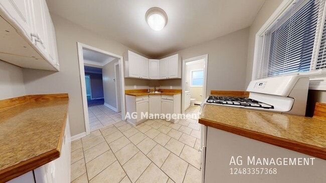 Building Photo - 31 N Eastway Drive - Great 3Bed/1Bath Pont...