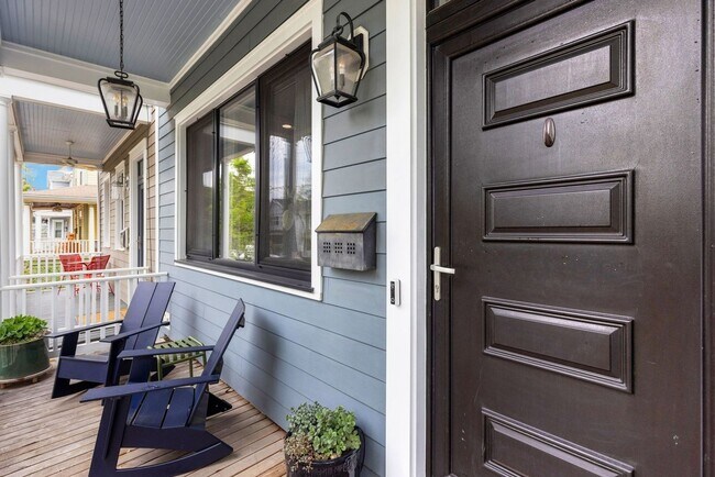 Building Photo - Charming 4BR Townhome in Mount Rainier