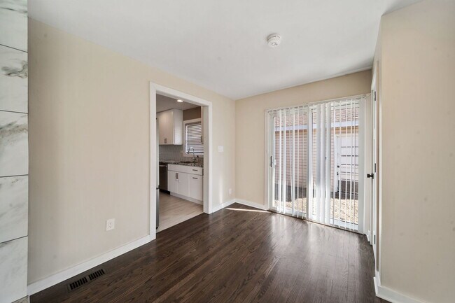 Foto del edificio - 22W144 Marston Ave