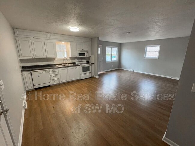 Building Photo - 1164 S Hillcrest Ave