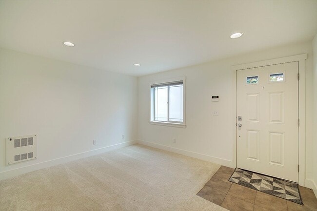 Building Photo - 2Bd/1.5Ba Seattle Townhouse