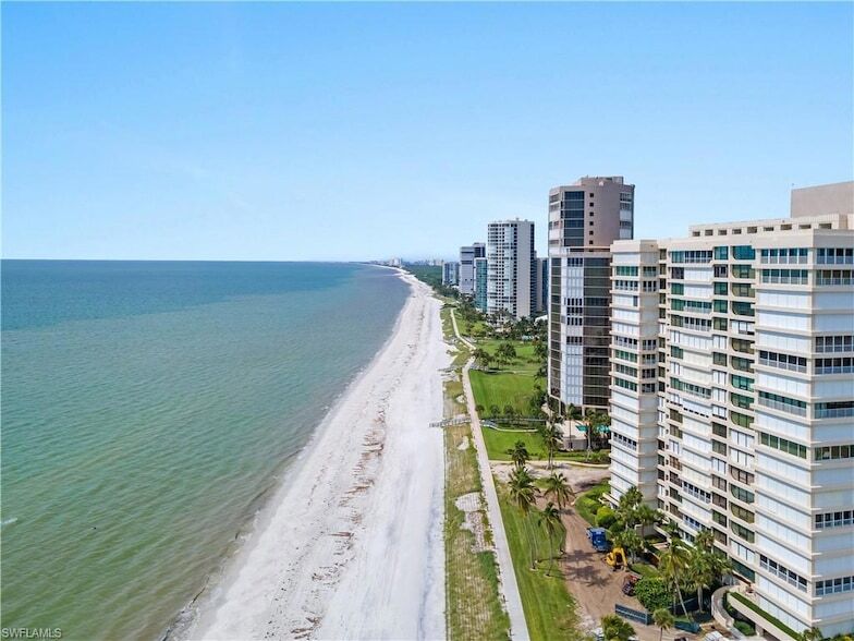 Foto principal - 555 Park Shore Dr