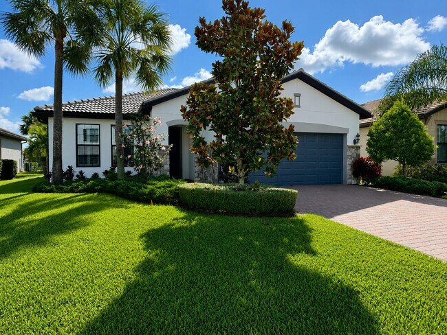 Building Photo - 348 SE Courances Dr