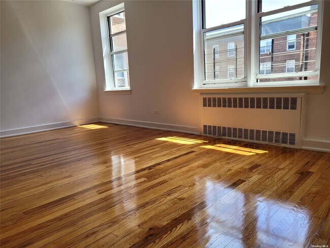 Foto del edificio - 105-24-105-67 67th Ave