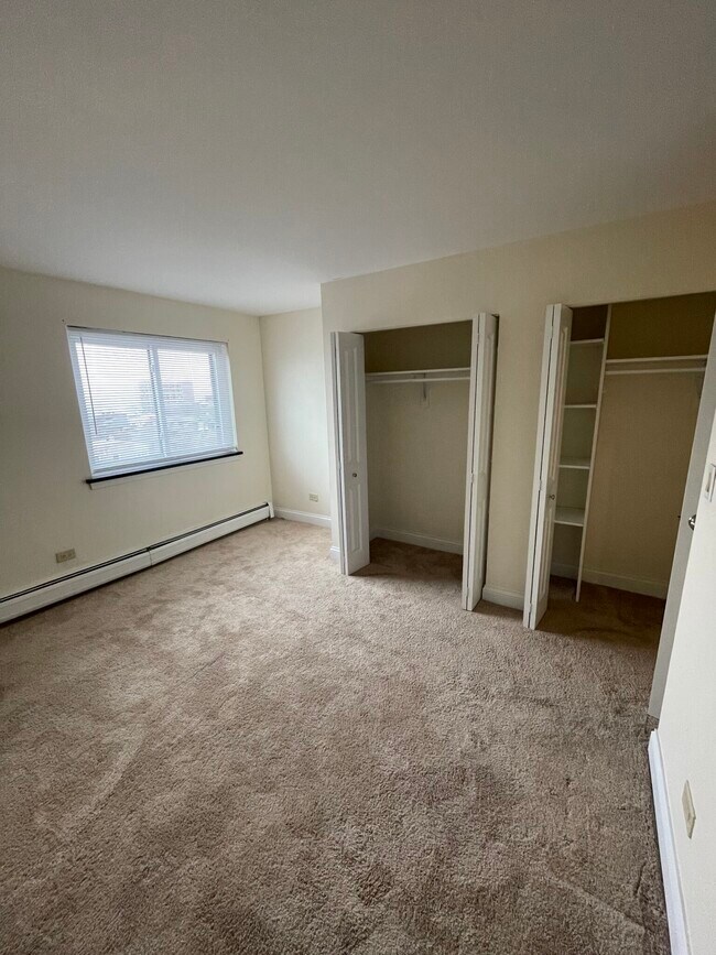 Building Photo - One-bedroom in North Shore Apartments is r...