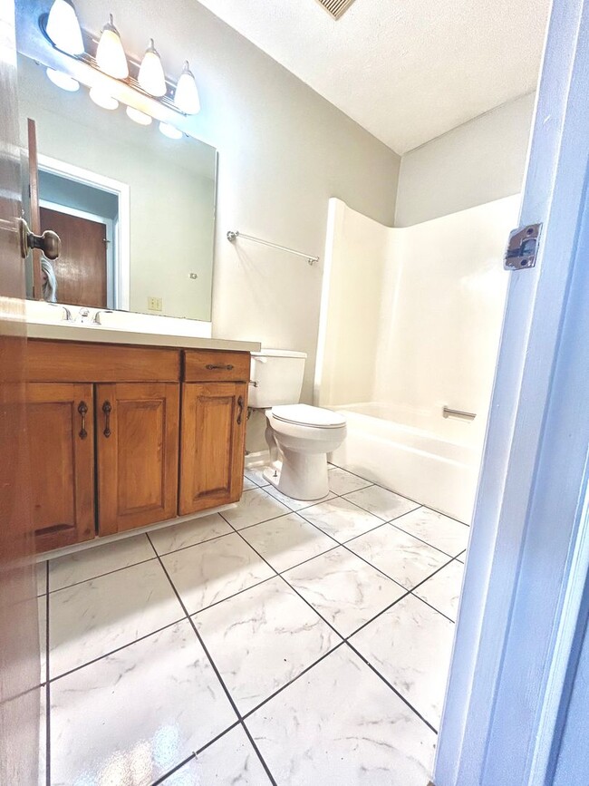 Building Photo - 2 Bedroom | 2 Bathroom Duplex Available Ja...