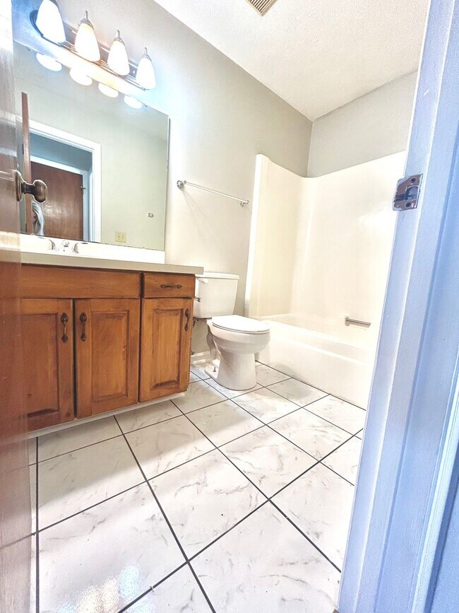 Foto del edificio - 2 Bedroom | 2 Bathroom Duplex Available Ja...