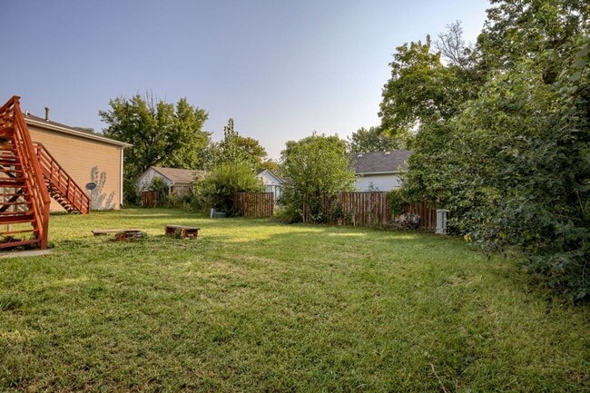 Building Photo - Nice Home Close to Campus