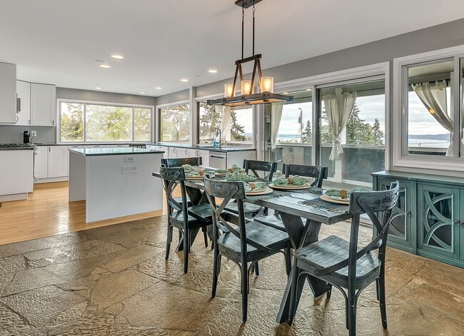Building Photo - Rare Find: Flexible Living and Stunning Vi...
