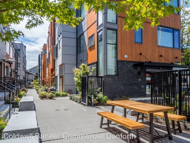 Building Photo - 3 br, 3 bath  - 3834 California Ave SW