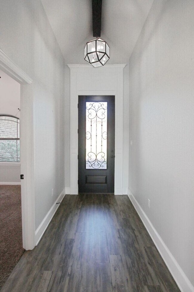 Foto del edificio - Tour Today! Beautiful 4-Bedroom, 2-Bathroom Home Overlooking a Pond!