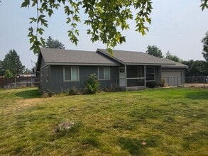 Building Photo - 460 N Maple St