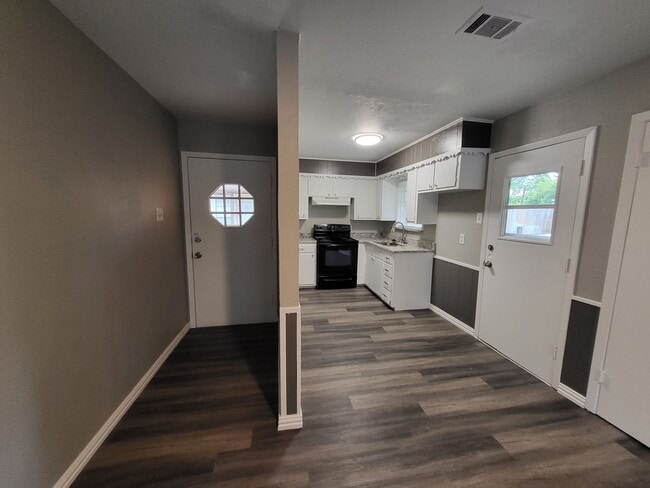 Building Photo - Cozy 2 bed 1 bath duplex!