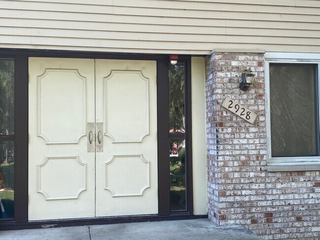 Building Photo - 2928 Roberts Dr