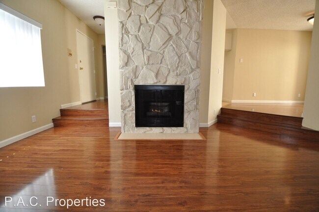 Building Photo - 2 br, 2 bath Apartment - 11315 Moorpark St...
