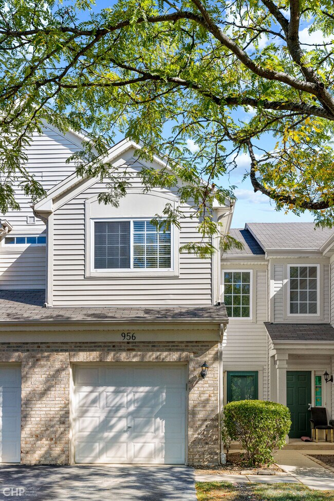 front view - 956 Creekside Ct
