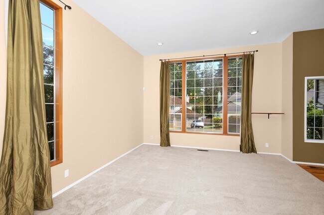 Building Photo - 4 Bedroom Traditional Sammamish Home