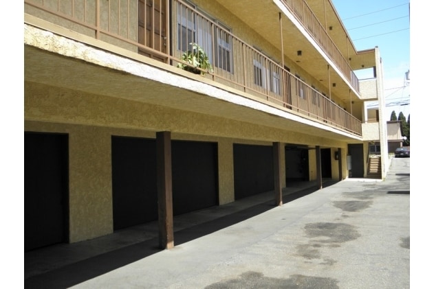 Building Photo - Parking - 2312 Vanderbilt Ln