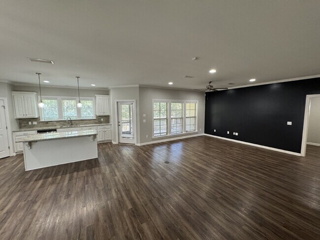 Building Photo - Available now FOR RENT in Dothan, AL!!