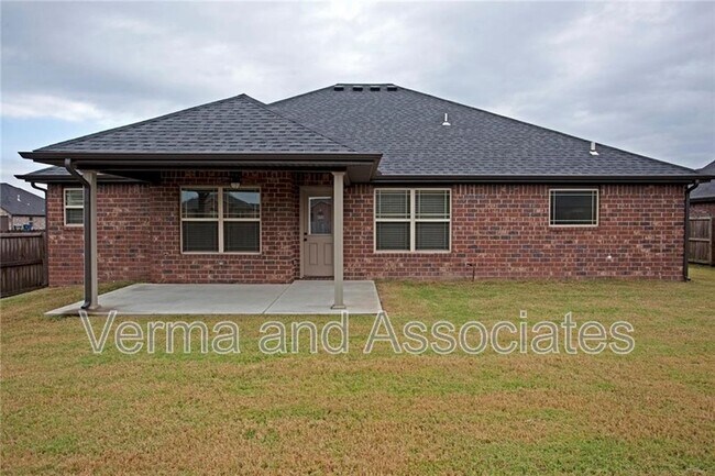 Building Photo - 1906 SW Cypress St