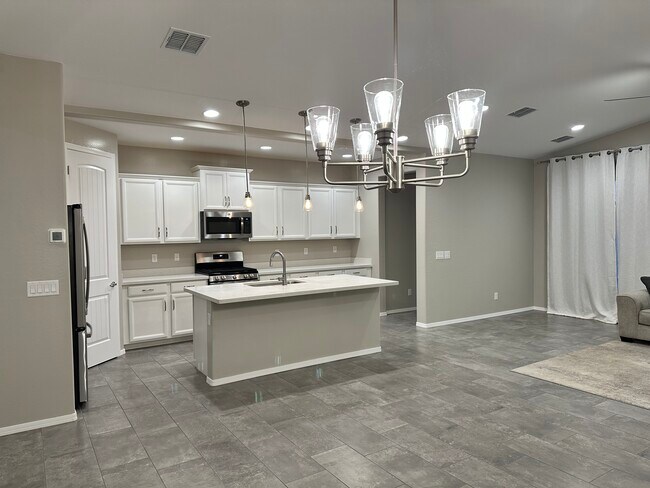 Patio trasero cubierto adjunto junto a la cocina y la sala familiar. - 6272 Barn Owl Ave