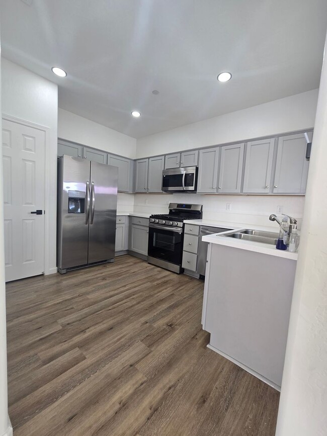 Building Photo - 3 BR 2 BA available Now