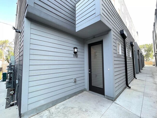 Foto del edificio - 2 Bedroom 2 Full Bathrooms and 2 Half Bath...