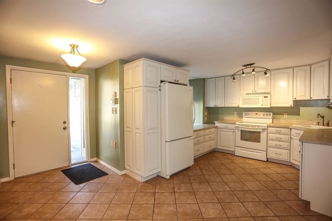 Building Photo - 15 Ascot Ct