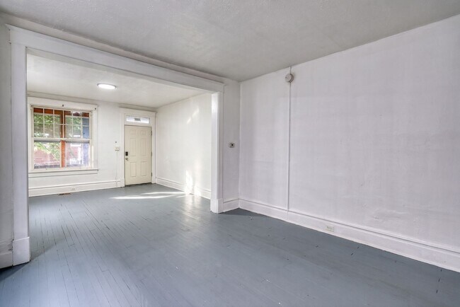 Foto del edificio - Spacious 3 Bedroom, 1.5 Bathroom with large Porch and Backyard