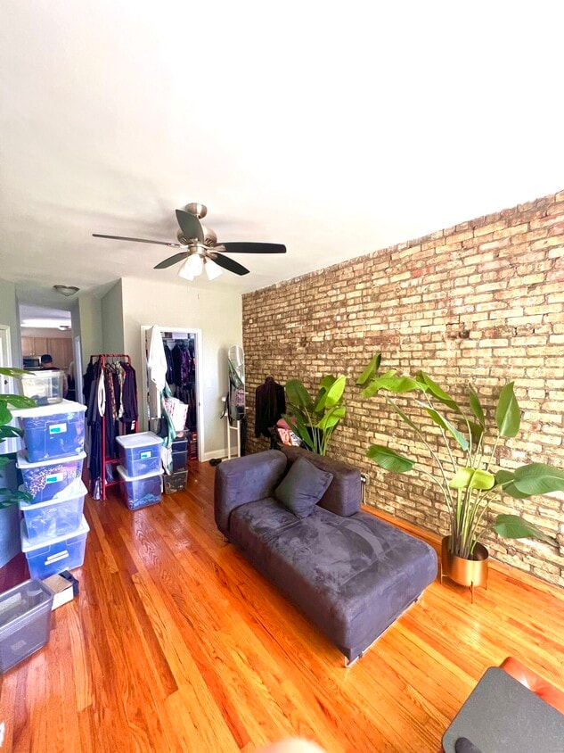 Primary Photo - 2820 W Dickens Ave